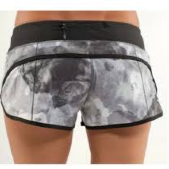 lululemon athletica Pants - Lululemon gray tie dye Speed short sz 4 has liner, 2.5” inseam